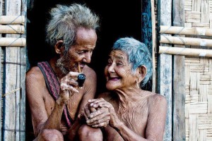 Ancianos enamorados y felices
