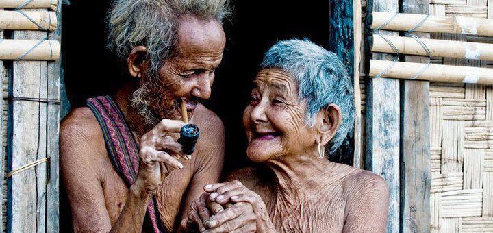 Ancianos enamorados y felices