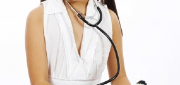 Niña jugando a los médicos