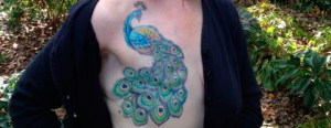 Detalle de tatuaje sobre cicatriz de cáncer de mama.